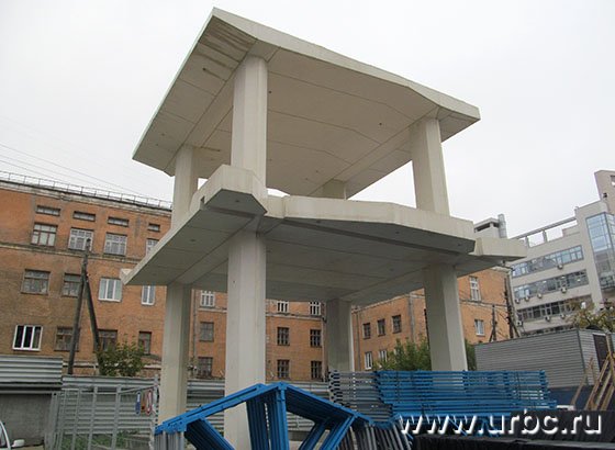 Строители отрабатывают весь технологический процесс на макете Строители отрабатывают весь технологический процесс на макете