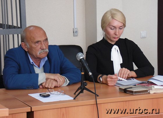 Во время перерывов В. Воробьев стремительно покидал зал суда, тщательно избегая общения с прессой. Неразговорчивой оказалась и его адвокат Во время перерывов В. Воробьев стремительно покидал зал суда, тщательно избегая общения с прессой. Неразговорчивой оказалась и его адвокат