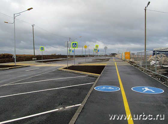 На улице Счастливой еще нет большей части жилых домов, но уже построены велодорожки и парковки