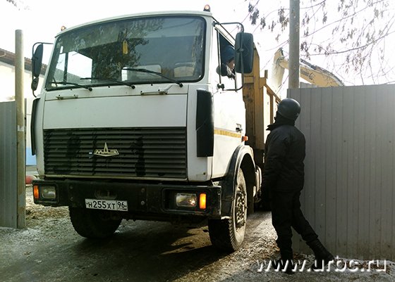 Для вывоза обломков незаконного помещения потребовалось несколько автомобилей МАЗ