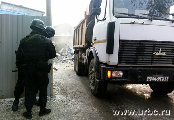 Судебные приставы оцепили территорию и не пускали туда посторонних лиц