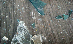 Пиар на осколках. Фотография предоставлена сайтом morguefile.com (macshack)