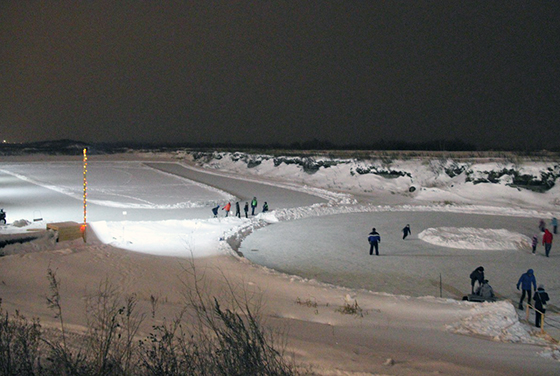 Каток в Академическом предусматривает большой круг для взрослых и малый — для детей Каток в Академическом предусматривает большой круг для взрослых и малый — для детей