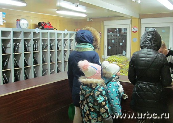 В отапливаемом помещении на территории катка работает прокат коньков В отапливаемом помещении на территории катка работает прокат коньков