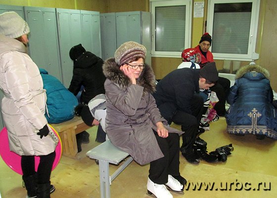 Для посетителей катка оборудованы раздевалки с индивидуальными шкафами для вещей Для посетителей катка оборудованы раздевалки с индивидуальными шкафами для вещей