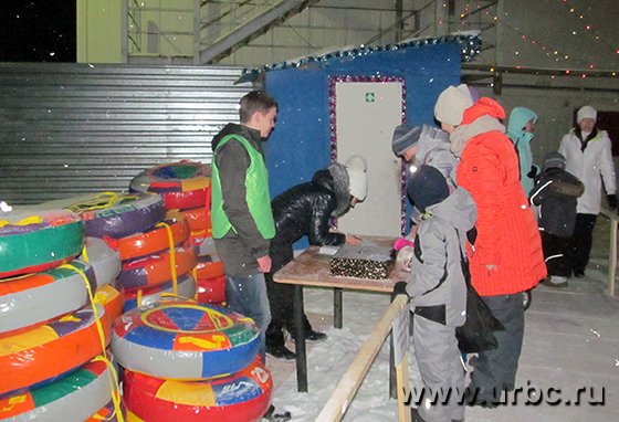 Помимо катка, на площадке действует прокат «бубликов» Помимо катка, на площадке действует прокат «бубликов»