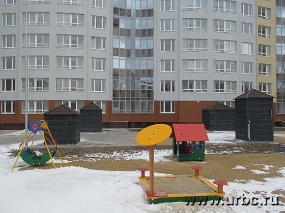 Несмотря на полную готовность дома и придомовой территории к эксплуатации, люди продолжают ждать свои квартиры Несмотря на полную готовность дома и придомовой территории к эксплуатации, люди продолжают ждать свои квартиры