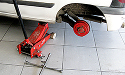 Шиномонтажи и автосервисы: безнадзорный рынок. Фотография с сайта morguefile.com (Alvimann)