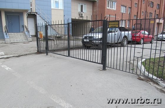 Сегодня маломобильным гражданам по пути в ОЦРИ приходится обходить забор дома № 175