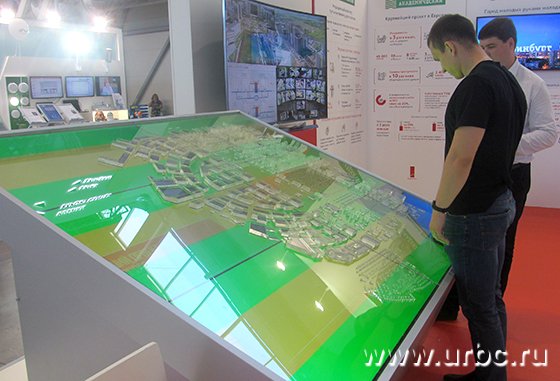 Гости «Иннопрома» на макете знакомятся с перспективами застройки района
