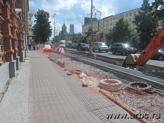 Для экспертов остается загадкой, почему при данной ширине тротуаров нельзя было сделать велодорожки действительно удобными