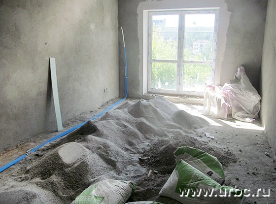 Внутренние работы в доме не закончены, коммуникации не подведены