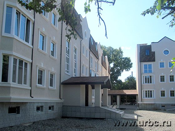 Внешняя отделка трехсекционного многоквартирного дома завершена