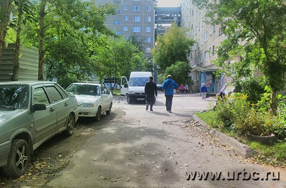 Собственника объекта (в синем) увозят в полицию