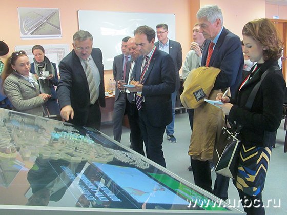 Генеральный директор «РСГ-Академическое» Виктор Киселев рассказал зарубежным гостям о перспективах района Генеральный директор «РСГ-Академическое» Виктор Киселев рассказал зарубежным гостям о перспективах района