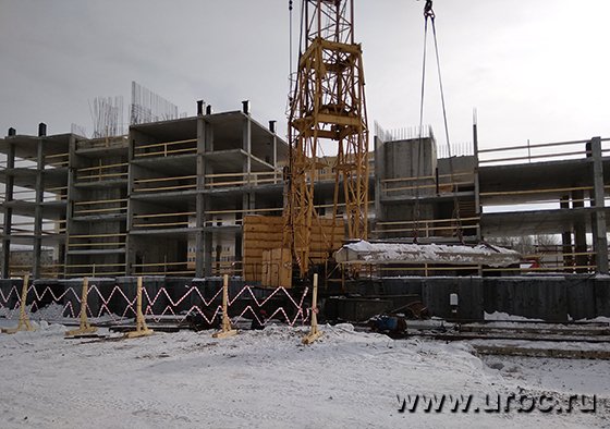 Сегодня рабочие готовят стройплощадку и монтируют оборудование