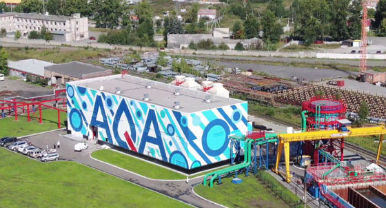 Кадр из трансляции официальной церемонии открытия комплекса «AQA Генезис» со страницы Группы ЧТПЗ во «ВКонтакте»