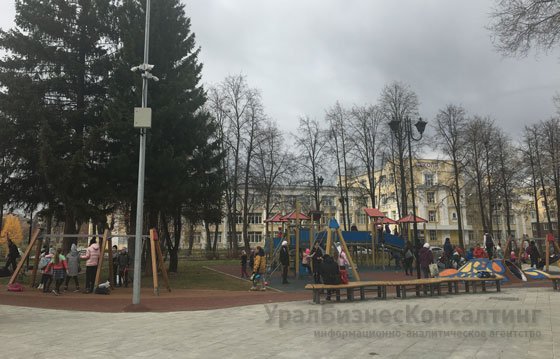 Глава Екатеринбурга открыл на проспекте Орджоникидзе обновленный сквер с фонтаном-цветником