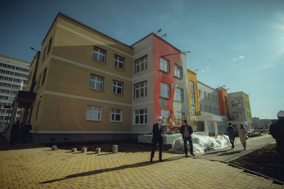 Свердловский губернатор проинспектировал строительство детского сада в Каменске-Уральском, который возводит «Атомстройкомплекс»