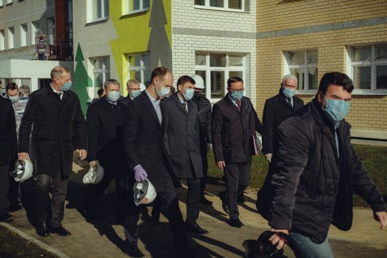 Свердловский губернатор проинспектировал строительство детского сада в Каменске-Уральском, который возводит «Атомстройкомплекс»