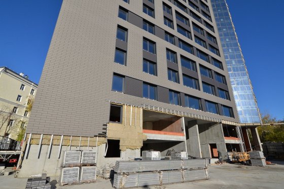 «Атомстройкомплекс» приступил к достройке проблемного дома в переулке Гаринском в Екатеринбурге