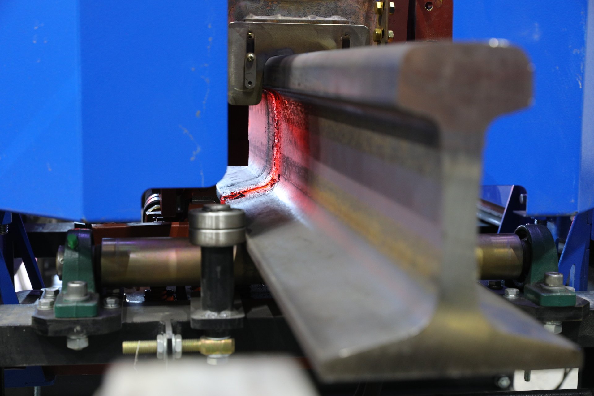 ЕВРАЗ ЗСМК запустил первую в России рельсосварочную лабораторию за 93 млн рублей ЕВРАЗ ЗСМК запустил первую в России рельсосварочную лабораторию за 93 млн рублей