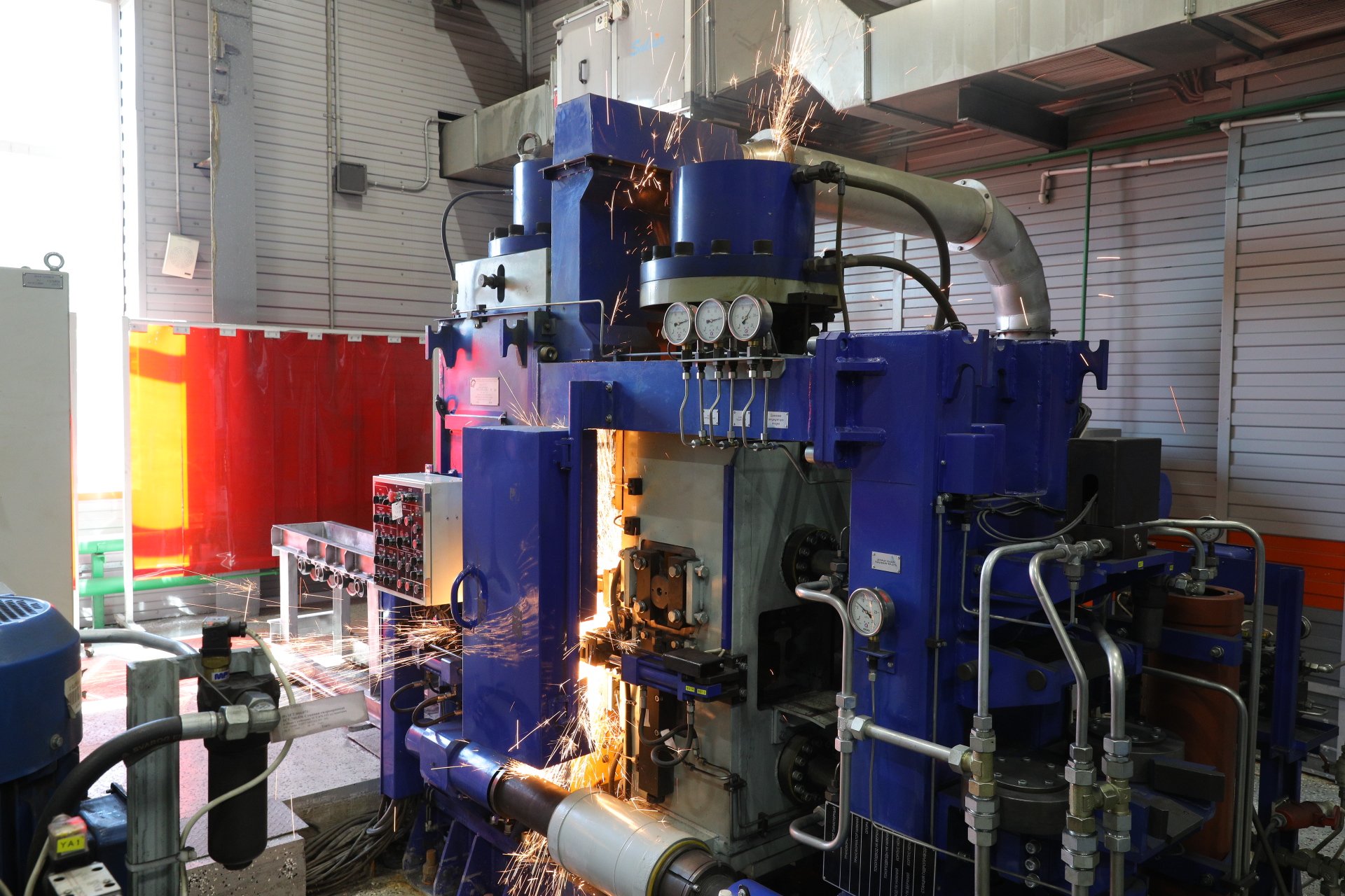 ЕВРАЗ ЗСМК запустил первую в России рельсосварочную лабораторию за 93 млн рублей ЕВРАЗ ЗСМК запустил первую в России рельсосварочную лабораторию за 93 млн рублей