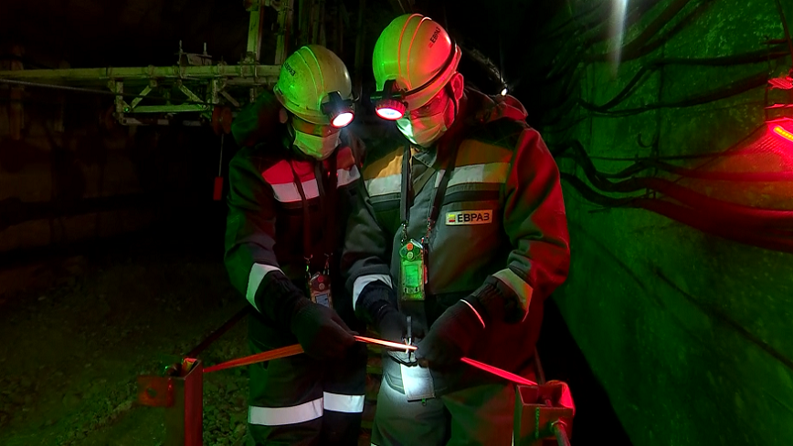 На шахте «Распадская-Коксовая» заработала канатно-кресельная дорога длиной 1,6 км для доставки горняков На шахте «Распадская-Коксовая» заработала канатно-кресельная дорога длиной 1,6 км для доставки горняков