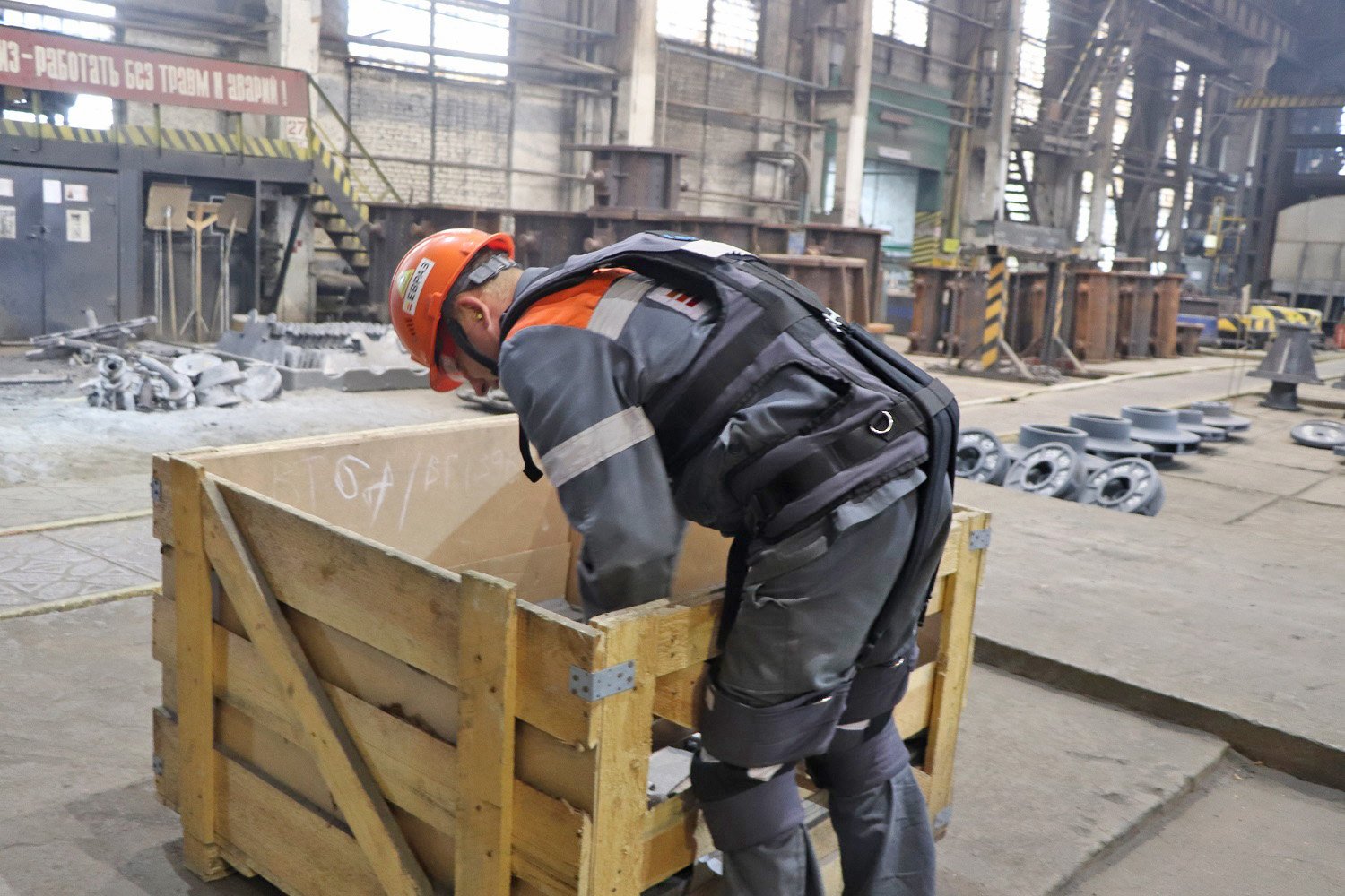 Экзоскелеты для улучшения условий труда закупил сотрудникам ЕВРАЗ ЗСМК