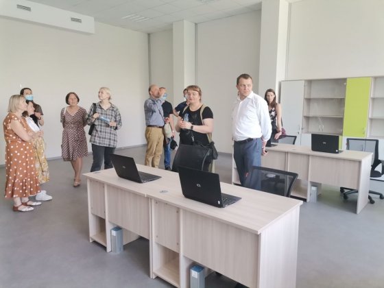 Для сотрудников «Атомстройкомплекса» организовали экскурсию в обновленную школу № 80 в Екатеринбурге Для сотрудников «Атомстройкомплекса» организовали экскурсию в обновленную школу № 80 в Екатеринбурге