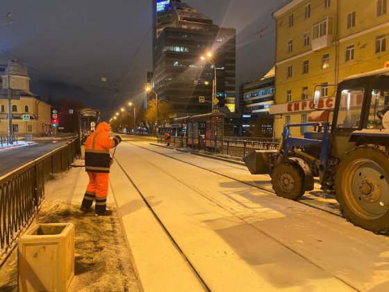 В Екатеринбурге для борьбы с гололедом задействуют 147 единиц спецтехники