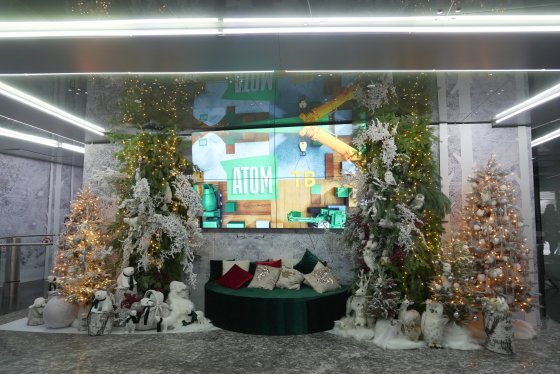Главный офис «Атомстройкомплекса» украсила новогодняя инсталляция