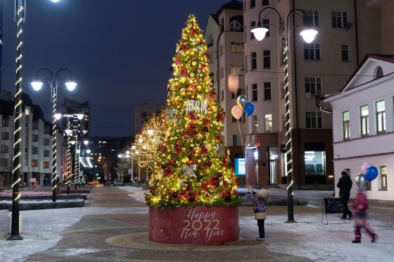 «Атомстройкомплекс» к Новому году украсил главный офис и территорию у строительных объектов в Екатеринбурге