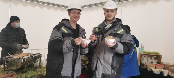 В Екатеринбурге в честь Дня защитника Отечества на стройках «Атомстройкомплекса» угощают солдатской кашей и пловом