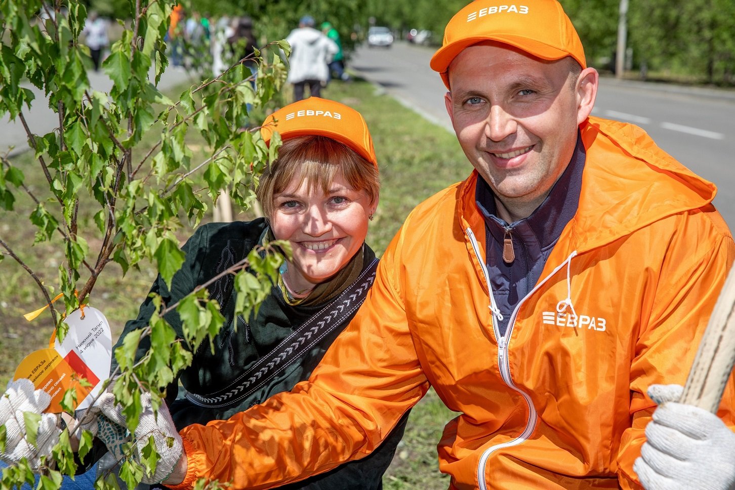 Металлурги ЕВРАЗ НТМК высадили в Нижнем Тагиле аллею саженцев молодых берез