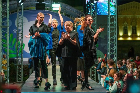 В Екатеринбурге на площади 1905 года в рамках празднования Дня города прошли дефиле от уральских модельеров