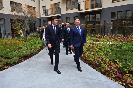 Свердловскому губернатору Евгению Куйвашеву представили пилотный проект арендного дома от Брусники в Екатеринбурге