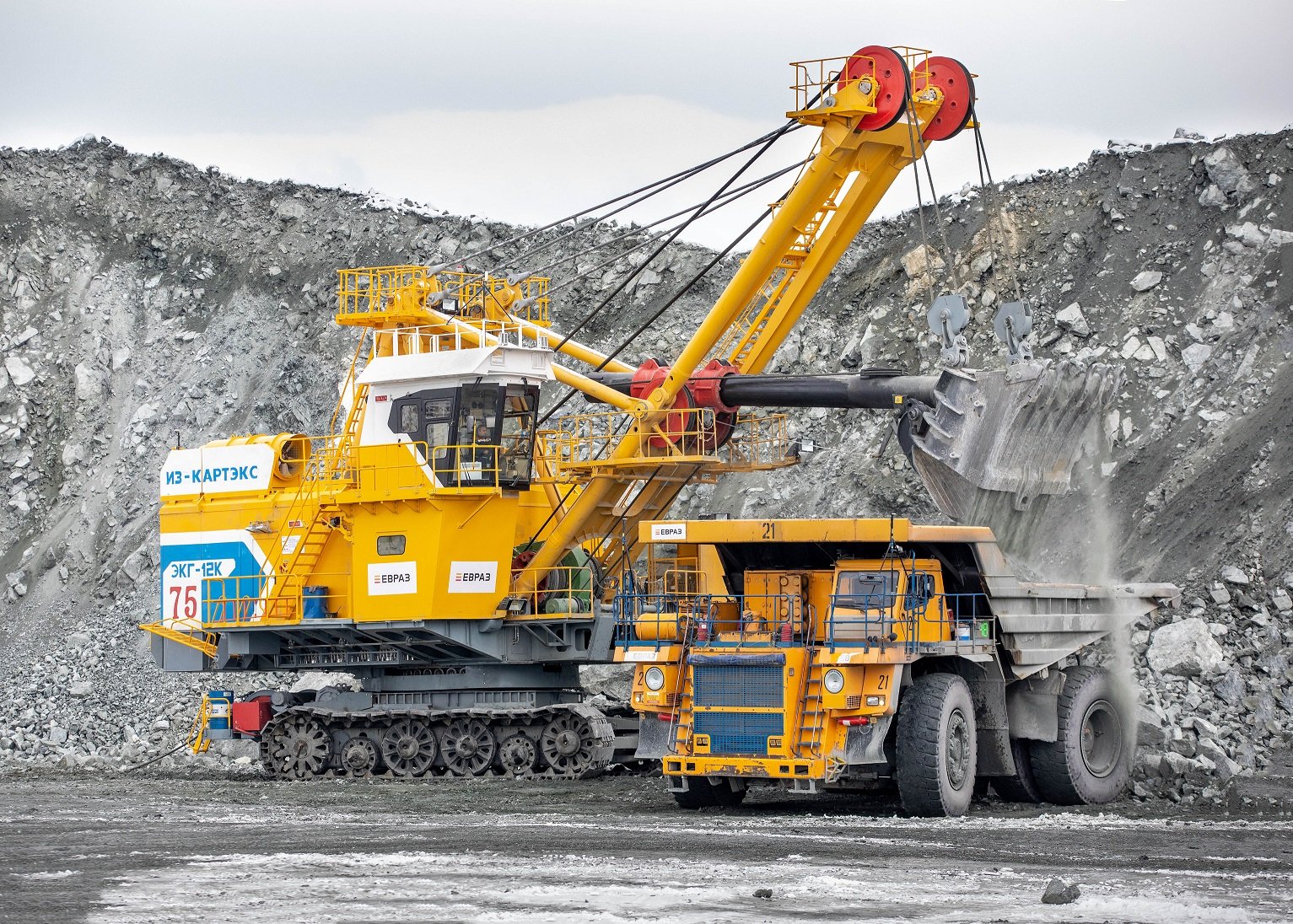 На ЕВРАЗ КГОК для повышения эффективности горных работ ввели в эксплуатацию новый экскаватор ЭКГ-12К