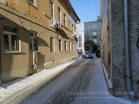 Высотку обложили памятниками Высотку обложили памятниками