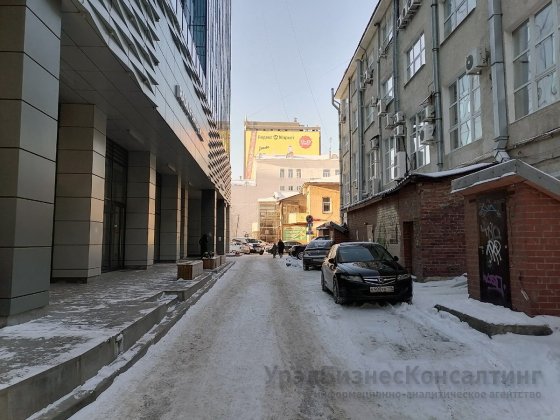 Высотку обложили памятниками Высотку обложили памятниками