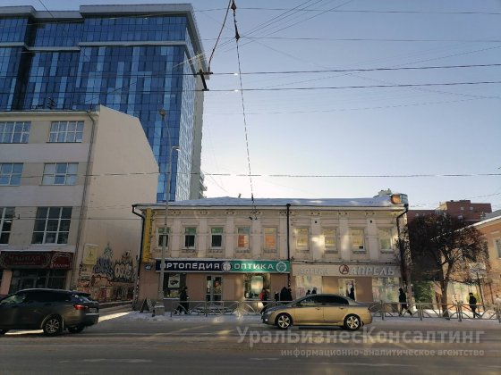 Высотку обложили памятниками Высотку обложили памятниками