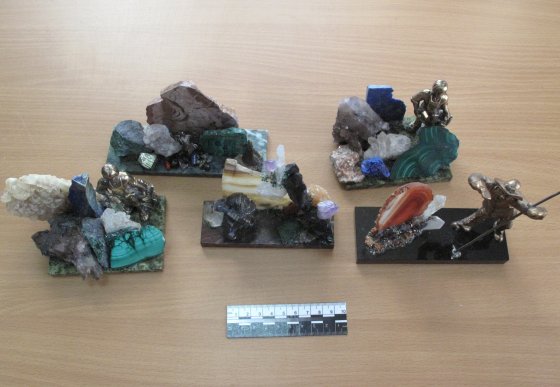 В Кольцово таможенники предотвратили незаконный вывоз в Узбекистан статуэток из уральских самоцветов