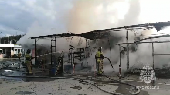 В Екатеринбурге на площади 300 кв. метров горели торговые павильоны на улице Амундсена В Екатеринбурге на площади 300 кв. метров горели торговые павильоны на улице Амундсена