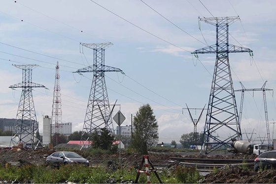 Энергетики «Россети» — МЭС Урала установили новые опоры на пересечении со строящейся в микрорайон Солнечный Екатеринбурга трамвайной линией