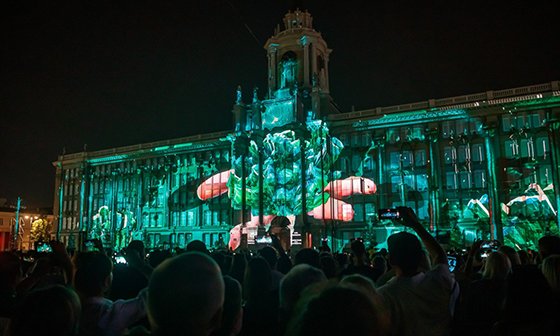 На здании администрации Екатеринбурга состоялось световое шоу На здании администрации Екатеринбурга состоялось световое шоу