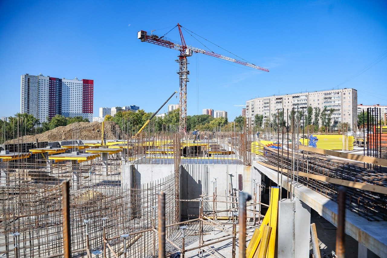 Свердловский губернатор Евгений Куйвашев поручил достроить новую школу в районе улицы Рощинской к 1 сентября 2024 года