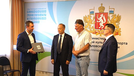 Ключи от новой квартиры в ЖК «Нескучный сад» «Атомстройкомплекса» вручили заслуженному тренеру России по биатлону Михаилу Шашилову Ключи от новой квартиры в ЖК «Нескучный сад» «Атомстройкомплекса» вручили заслуженному тренеру России по биатлону Михаилу Шашилову