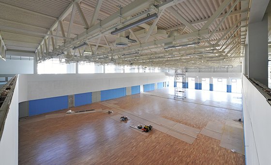 В Губернаторском лицее Екатеринбурга монтируют спортивное оборудование и устанавливают мебель