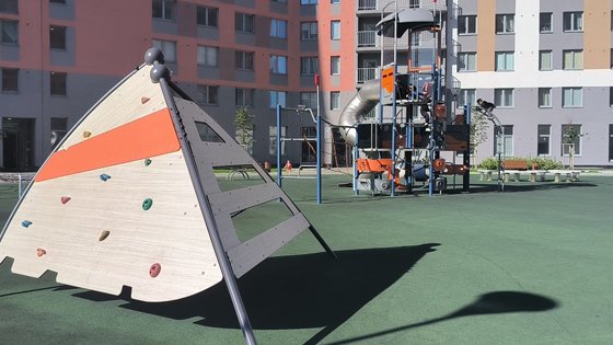 На детских площадках в новом квартале Академического района Екатеринбурга появилось шесть игровых зон На детских площадках в новом квартале Академического района Екатеринбурга появилось шесть игровых зон