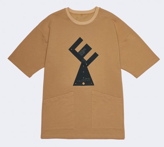 Уральские художники паблик-арт-феста «ЧО» создали 20 апсайкл-футболок с логотипом Екатеринбурга Уральские художники паблик-арт-феста «ЧО» создали 20 апсайкл-футболок с логотипом Екатеринбурга